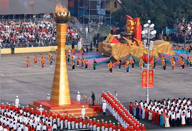 Lễ rước đuốc tại Lễ Kỷ niệm, diễu binh, diễu hành 80 năm Cách mạng tháng Tám và Quốc khánh 2/9. (Ảnh: Trương Văn Vị/TTXVN)