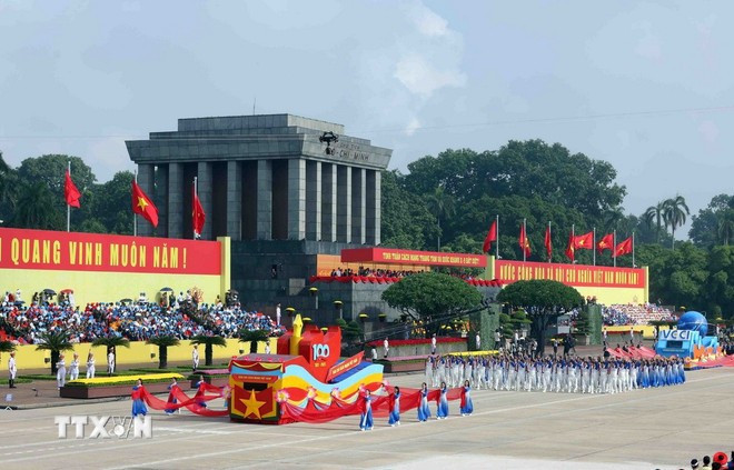 Khối Báo chí cách mạng Việt Nam diễu qua Lễ đài. (Ảnh: Phạm Kiên/TTXVN) Khối Báo chí cách mạng Việt Nam diễu qua Lễ đài. (Ảnh: Phạm Kiên/TTXVN)