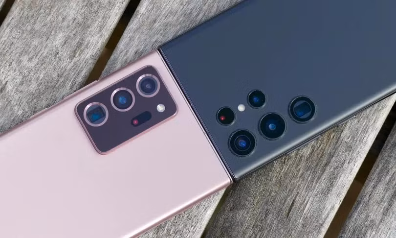 Galaxy Note 20 Ultra (trái) và Galaxy S22 Ultra (phải). Ảnh: Andy Boxall/Digital Trends.