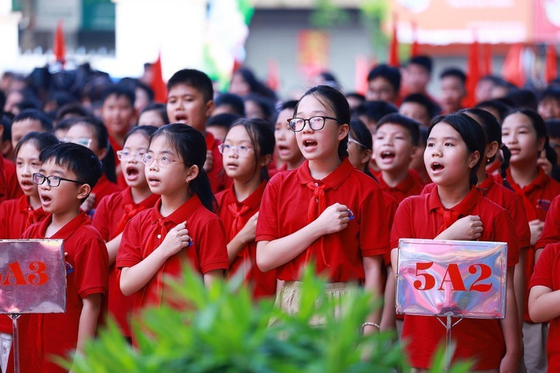 Students sing the national anthem at the opening ceremony. (Photo: VNA) khai-giang-ttx.jpg