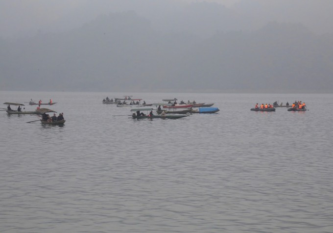 Các phương tiện quần thảo trong sương mù tìm người mất tích, ngày 22/2. Ảnh: Phong Linh