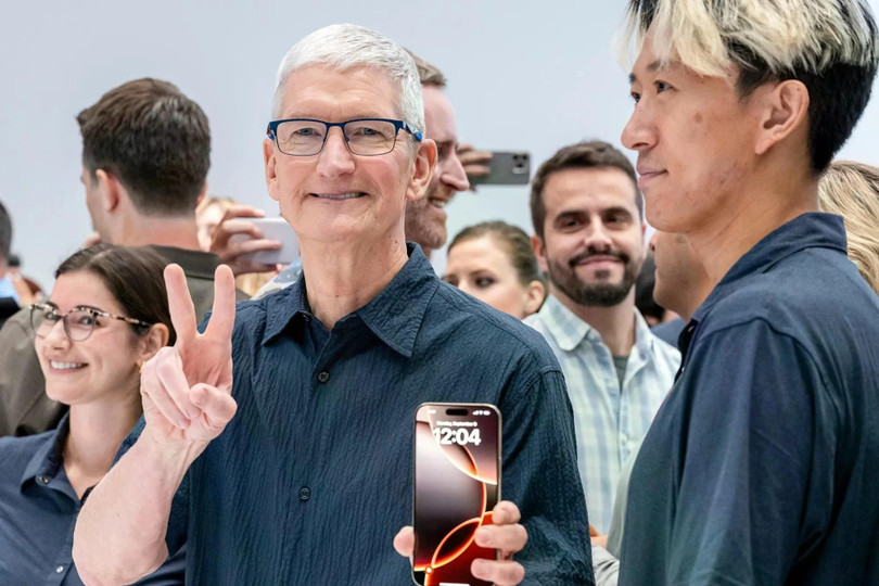 Ông Trump đã công khai kêu gọi CEO Tim Cook đưa toàn bộ quá trình sản xuất iPhone về Mỹ. Ảnh: Bloomberg. Ông Trump đã công khai kêu gọi CEO Tim Cook đưa toàn bộ quá trình sản xuất iPhone về Mỹ. Ảnh: Bloomberg.
