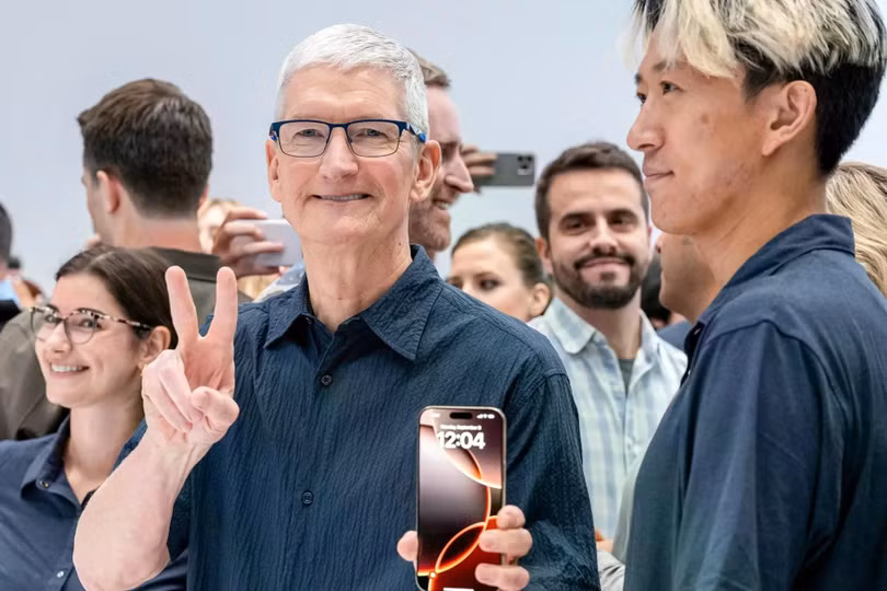 Ông Trump đã công khai kêu gọi CEO Tim Cook đưa toàn bộ quá trình sản xuất iPhone về Mỹ. Ảnh: Bloomberg.