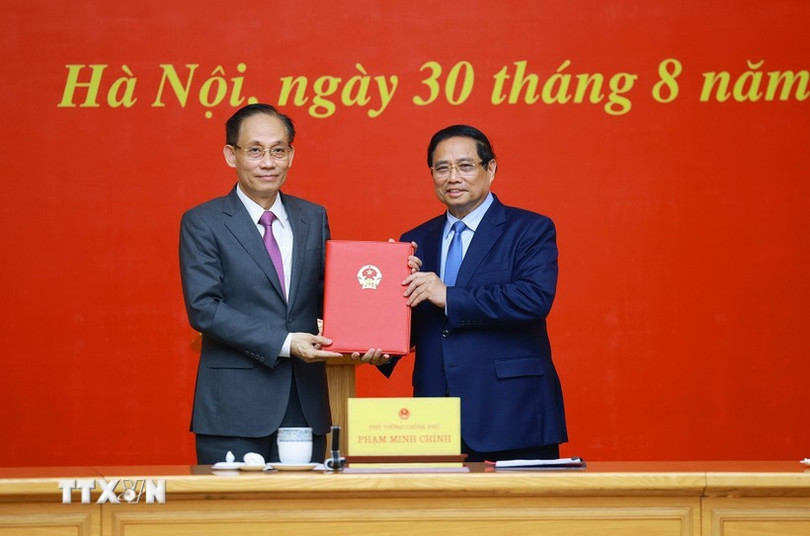 Thủ tướng Phạm Minh Chính trao quyết định bổ nhiệm ông Lê Hoài Trung, Bí thư Trung ương Đảng, nguyên Chánh Văn phòng Trung ương Đảng giữ chức Quyền Bộ trưởng Bộ Ngoại giao. (Ảnh: Dương Giang/TTXVN) ong-le-hoai-trung-quyen-bo-truong-ngoai-giao-1.jpg