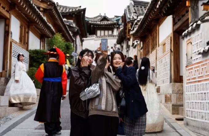 Khách Nhật chụp ảnh tại làng cổ Bukchon Hanok, Seoul, Hàn Quốc. Ảnh: Reuters