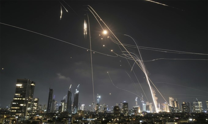 Phòng không Israel đánh chặn tên lửa đạn đạo Iran ngày 13/6. Ảnh: AP Phòng không Israel đánh chặn tên lửa đạn đạo Iran ngày 13/6. Ảnh: AP