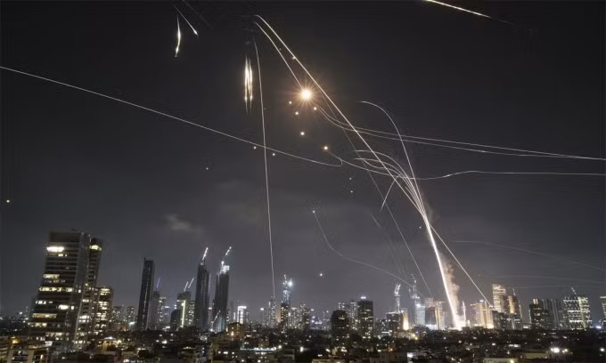 Phòng không Israel đánh chặn tên lửa đạn đạo Iran ngày 13/6. Ảnh: AP