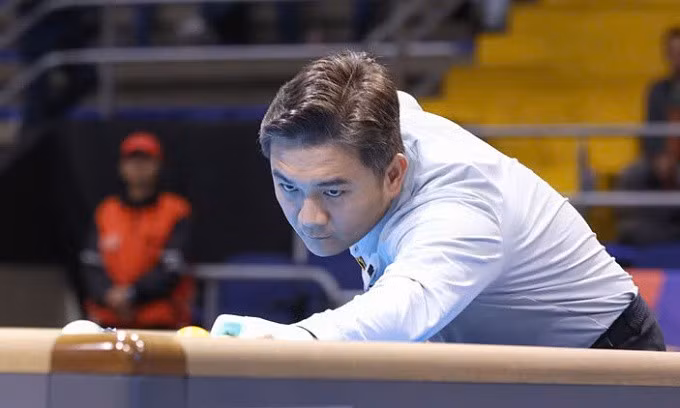 Trần Thanh Lực trong trận bán kết thắng số một thế giới Dick Jaspers, ở carom 3 băng World Cup tại nhà thi đấu Palacio de Los Deportes, thành phố Bogota, Colombia ngày 2/3/2025. Ảnh:TheBilliards.