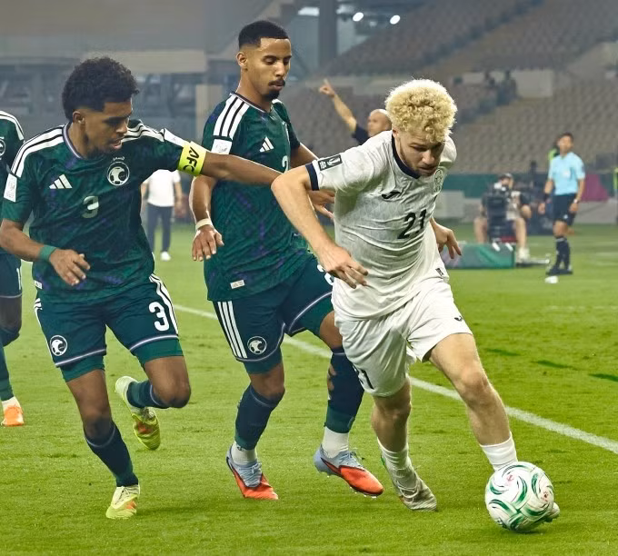 Tiền vệ Kyrgyzstan Kimi Merk (áo trắng) đi bóng trong trận thua Arab Saudi 0-1 ở lượt ra quân bảng A U23 châu Á 2026, trên sân Prince Abdullah Al Faisal ở Jeddah, Arab Saudi ngày 6/1/2026. Ảnh: KFU