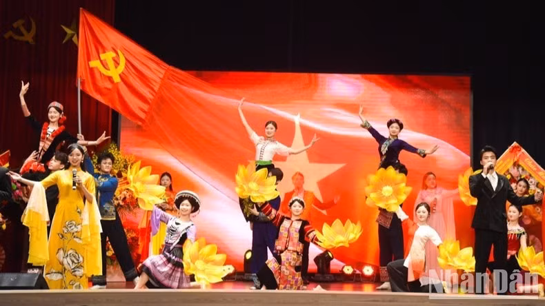Một tiết mục văn nghệ được biểu diễn tại buổi lễ. (Ảnh: TRẦN HẢI)