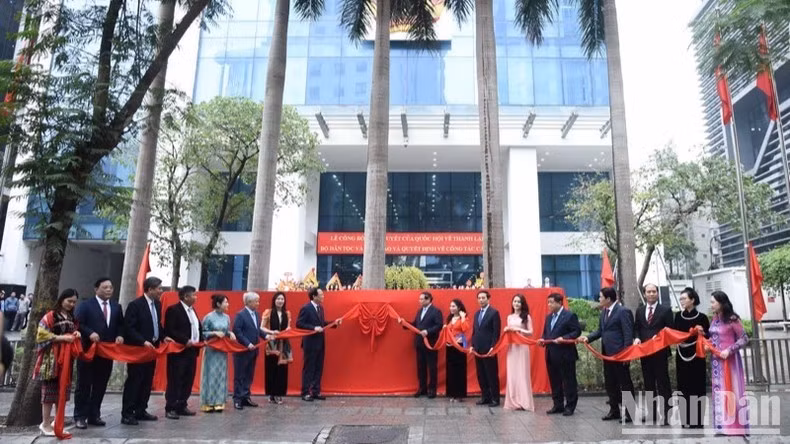 Thủ tướng Phạm Minh Chính và các đồng chí lãnh đạo thực hiện nghi thức gắn biển tên Bộ Dân tộc và Tôn giáo. (Ảnh: TRẦN HẢI)