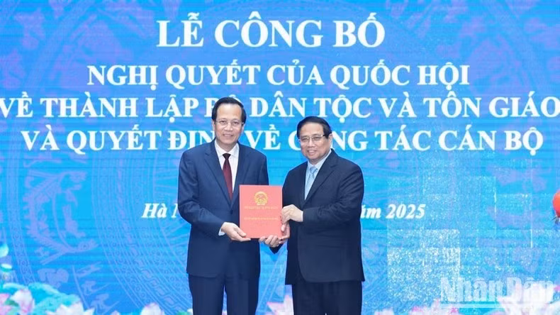 Thủ tướng Phạm Minh Chính trao Quyết định của Chủ tịch nước phê chuẩn việc bổ nhiệm cho Bộ trưởng Dân tộc và Tôn giáo Đào Ngọc Dung. (Ảnh: TRẦN HẢI)