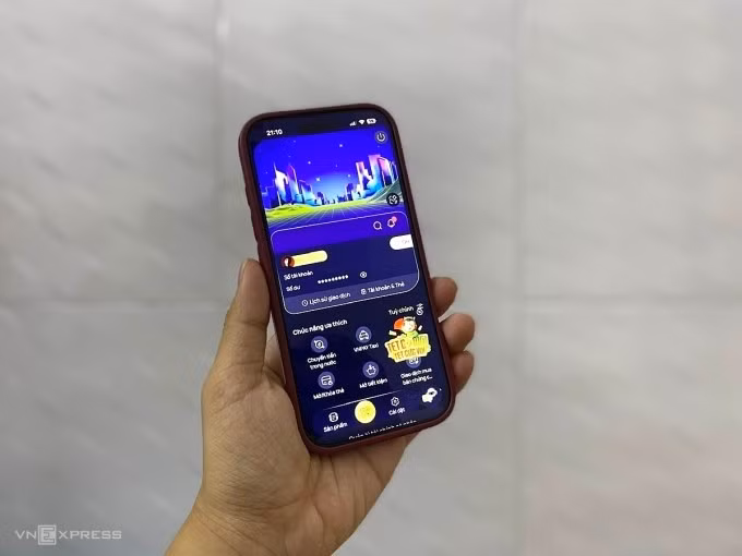 Giao diện chính của một ứng dụng mobile banking trên điện thoại. Ảnh: Tất Đạt