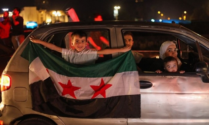 Người dân ăn mừng ở Damascus ngày 13/5 sau khi Tổng thống Trump thông báo dỡ bỏ trừng phạt Syria. Ảnh: AFP Người dân ăn mừng ở Damascus ngày 13/5 sau khi Tổng thống Trump thông báo dỡ bỏ trừng phạt Syria. Ảnh: AFP