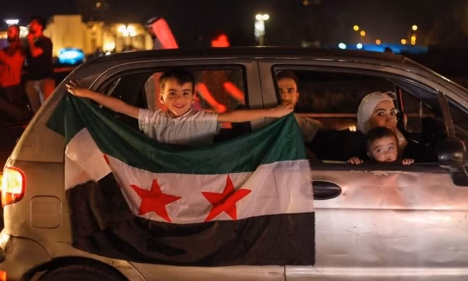 Người dân ăn mừng ở Damascus ngày 13/5 sau khi Tổng thống Trump thông báo dỡ bỏ trừng phạt Syria. Ảnh: AFP