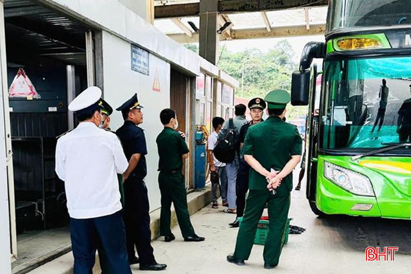 Lực lượng kiểm dịch y tế phối hợp với các lực lượng chức năng tăng cường công tác giám sát tại Cửa khẩu Quốc tế Cầu Treo. giam-sat-aa-958.jpg