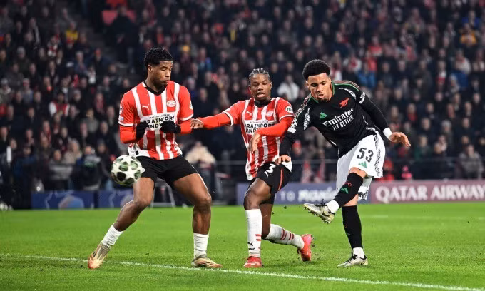 Nwaneri (đen) dứt điểm nâng tỷ số lên 2-0 cho Arsenal. Ảnh: Reuters