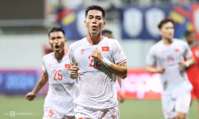 Tiền đạo Nguyễn Tiến Linh mừng bàn mở tỷ số trong trận Việt Nam thắng Singapore 2-0 trên sân Jalan Besar tối 26/12/2024. Ảnh: Hiếu Lương