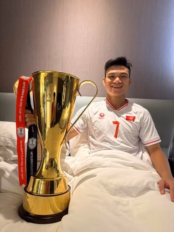 Phạm Xuân Mạnh cũng tham gia trend chụp hình nằm ngủ với cúp cùng các đồng đội. Anh chàng cũng là người "comment dạo" nhiều nhất trong đêm Việt Nam vô địch ASEAN Cup 2024.