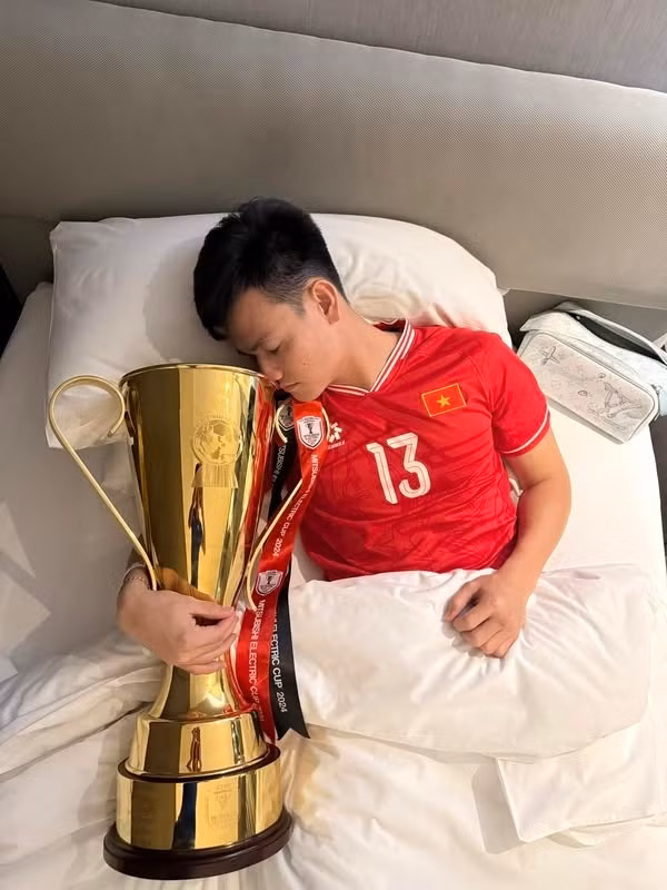 Hồ Tấn Tài cũng chia sẻ niềm vui chiến thắng với các đồng đội và người hâm mộ. Anh không thể đá trận chung kết vì đã bị dính chấn thương tại vòng bán kết.