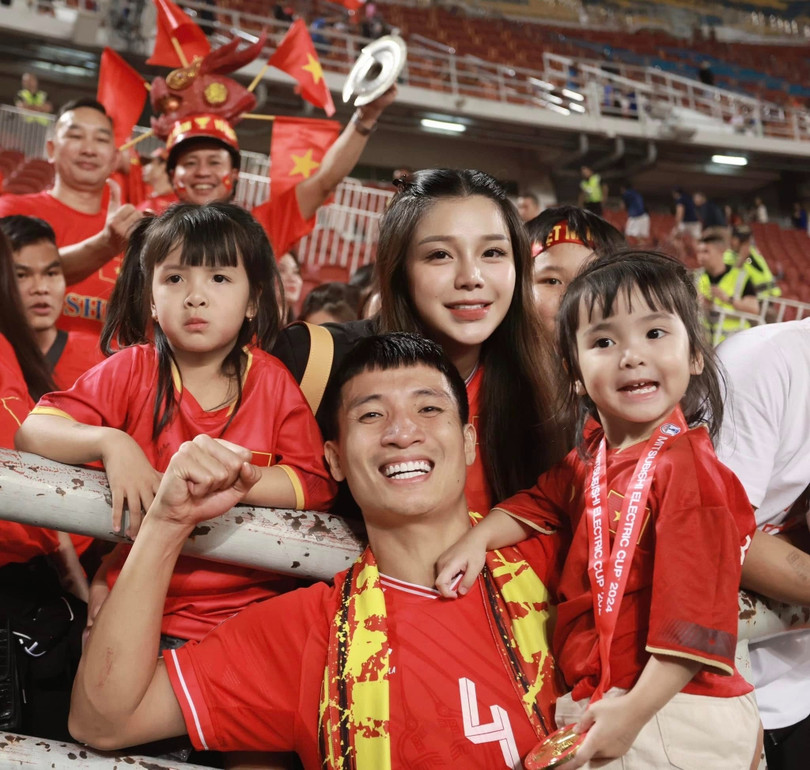 Trong giây phút ăn mừng chiến thắng, nhiều cầu thủ như Bùi Tiến Dũng, Đỗ Duy Mạnh cũng hướng về gia đình. Tiến Dũng đăng ảnh chụp cùng vợ con ngay khi giành huy chương vàng trên sân vận động Rajamangala.
