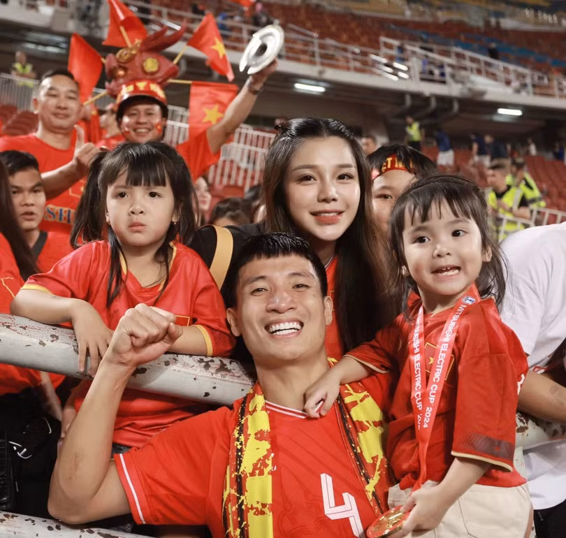 Trong giây phút ăn mừng chiến thắng, nhiều cầu thủ như Bùi Tiến Dũng, Đỗ Duy Mạnh cũng hướng về gia đình. Tiến Dũng đăng ảnh chụp cùng vợ con ngay khi giành huy chương vàng trên sân vận động Rajamangala.