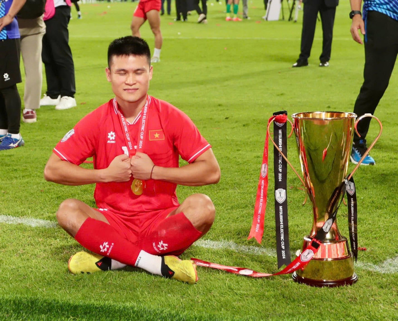 Các cầu thủ khác trong đội đều tranh thủ chụp hình cùng cúp vô địch. Phạm Tuấn Hải, cầu thủ ghi bàn thắng đầu tiên tại chung kết lượt về, chia sẻ hình ảnh cùng lời cảm ơn gửi đến toàn thể người hâm mộ bóng đá Việt Nam.