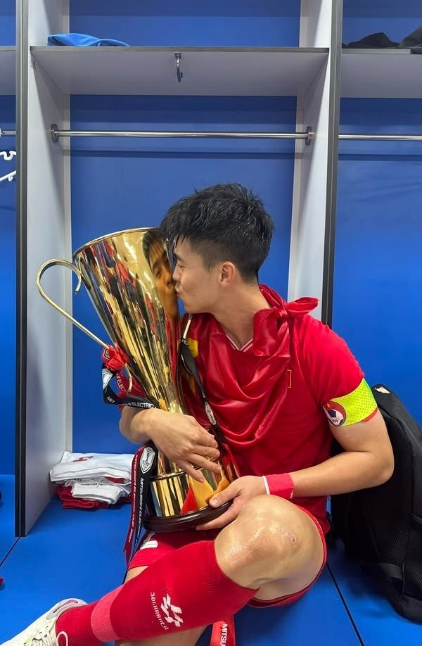 Đỗ Duy Mạnh đăng nhiều bài viết để ăn mừng chiến thắng của đội nhà. Anh còn hài hước xin phép vợ con để được ngủ cùng chiếc cúp vô địch. Tại giải đấu năm nay, Duy Mạnh là người mang băng đội trưởng và anh được khen ngợi về tinh thần trách nhiệm cũng như sự quan tâm chu đáo dành cho các đồng đội.