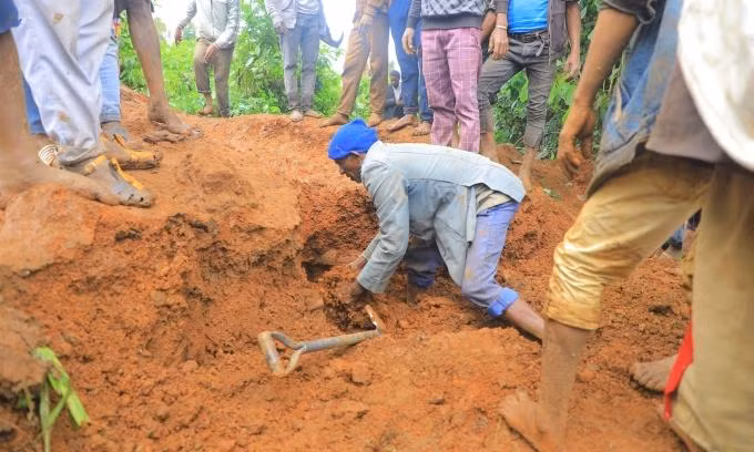 Người dân hỗ trợ tìm kiếm nạn nhân bị lở đất chôn vùi ở vùng Gofa, miền nam Ethiopia, ngày 22/7. Ảnh: AP