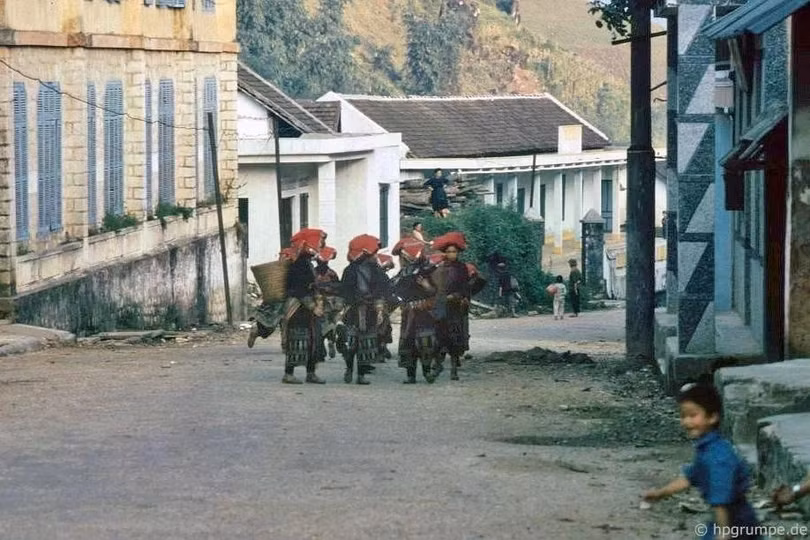 Tuy nhiên chỉ một năm sau, Sa Pa đã đổi thay nhanh chóng. Từ năm 1993, du khách có thể đến thị trấn mà không cần giấy phép riêng, những đoàn khách đầu tiên bắt đầu xuất hiện, kéo theo những chuyển biến rõ rệt của điểm đến vùng cao này.