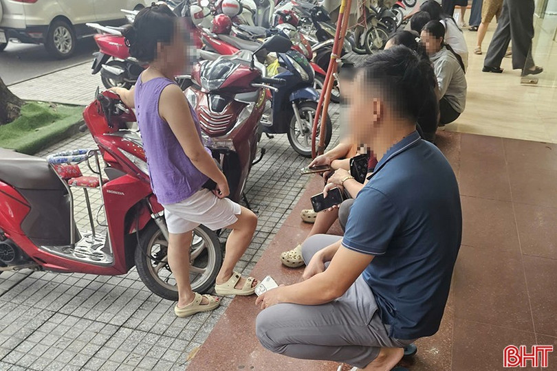 Phía ngoài các tiệm vàng, nhiều người chờ giao dịch mua bán không qua tiệm. image.jpg