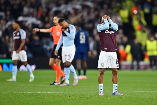 Aston Villa chia tay Champions League trong tiếc nuối.