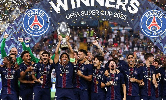 Cầu thủ PSG nâng cúp. Ảnh: UEFA Cầu thủ PSG nâng cúp. Ảnh: UEFA