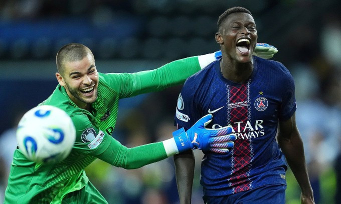 Hậu vệ Nuno Mendes (phải) reo mừng sau khi sút loạt luân lưu quyết định giúp PSG thắng Tottenham ở Siêu Cup châu Âu trên sân Friuli, thành phố Udine, Italy tối 13/8/2025. Ảnh: PA Hậu vệ Nuno Mendes (phải) reo mừng sau khi sút loạt luân lưu quyết định giúp PSG thắng Tottenham ở Siêu Cup châu Âu trên sân Friuli, thành phố Udine, Italy tối 13/8/2025. Ảnh: PA