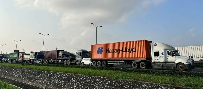 Dòng xe dính vào nhau sau tai nạn. Ảnh: Xuân Hoa