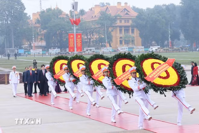 Lãnh đạo Đảng, Nhà nước viếng Chủ tịch Hồ Chí Minh nhân kỷ niệm 96 năm Ngày thành lập Đảng Cộng sản Việt Nam. (Ảnh: An Đăng/TTXVN)