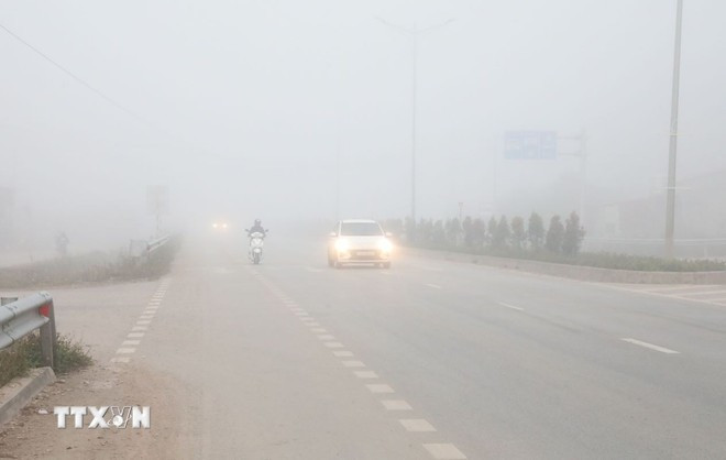 Cần bật đèn sương mù, đèn gầm; tuyệt đối không lấn sang làn đối diện để vượt khi trời sương mù bởi dễ gây va chạm đối đầu. (Ảnh: Văn Đạt/TTXVN)