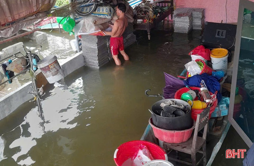 Người dân phải kê cao đồ đạc để tránh thiệt hại. bqbht_br_4.jpg