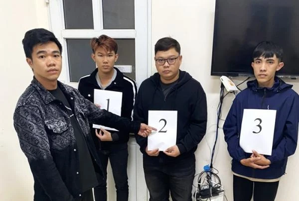 Các đối tượng trong đường dây lừa đảo bị Công an bắt giữ.