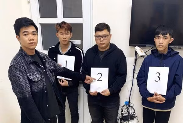 Các đối tượng trong đường dây lừa đảo bị Công an bắt giữ.