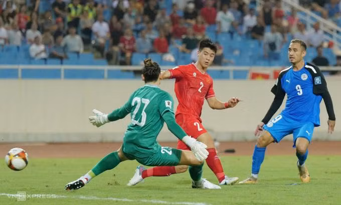 Đỗ Duy Mạnh (áo đỏ) không có tên trong danh sách tập trung tháng 9/2024 vì chấn thương. Ảnh: Ngọc Thành.