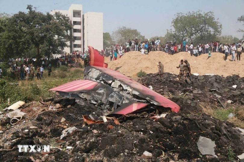 Hiện trường vụ rơi máy bay của Hãng Air India ở thành phố Ahmedabad, bang Gujarat, Ấn Độ ngày 13/6/2025. (Ảnh: THX/TTXVN) roi-may-bay-o-an-do-hai-hop-den-ho-tro-cho-cong-tac-dieu-tra-8091962.jpg