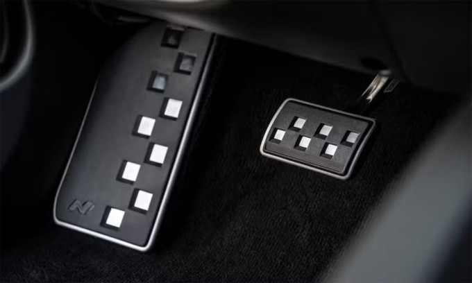 Bàn đạp trên xe điện Hyundai. Ảnh: Hyundai Bàn đạp trên xe điện Hyundai. Ảnh: Hyundai