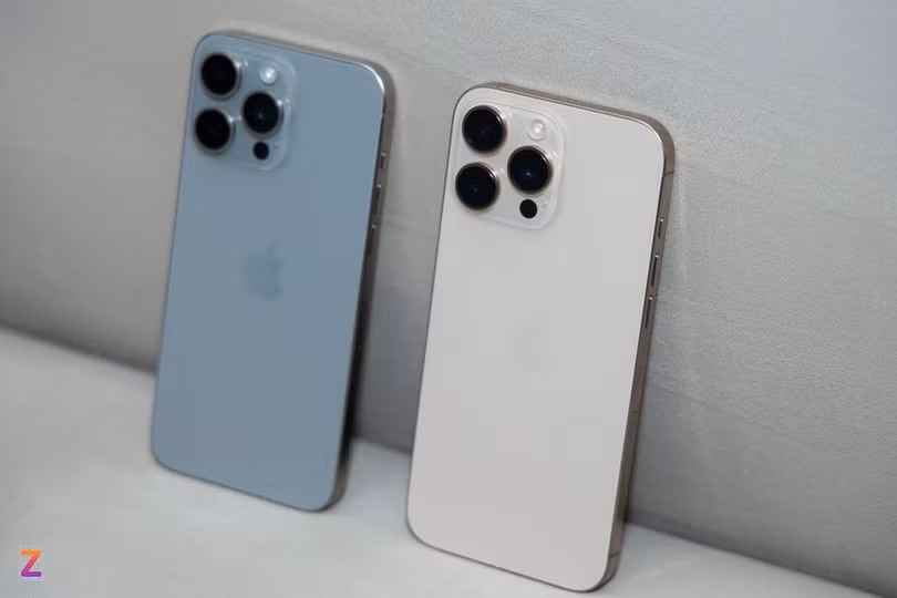 iPhone 16 Pro Max màu Titan Sa mạc và iPhone 15 Pro Max Titan Tự nhiên. Ảnh: Phương Lâm.
