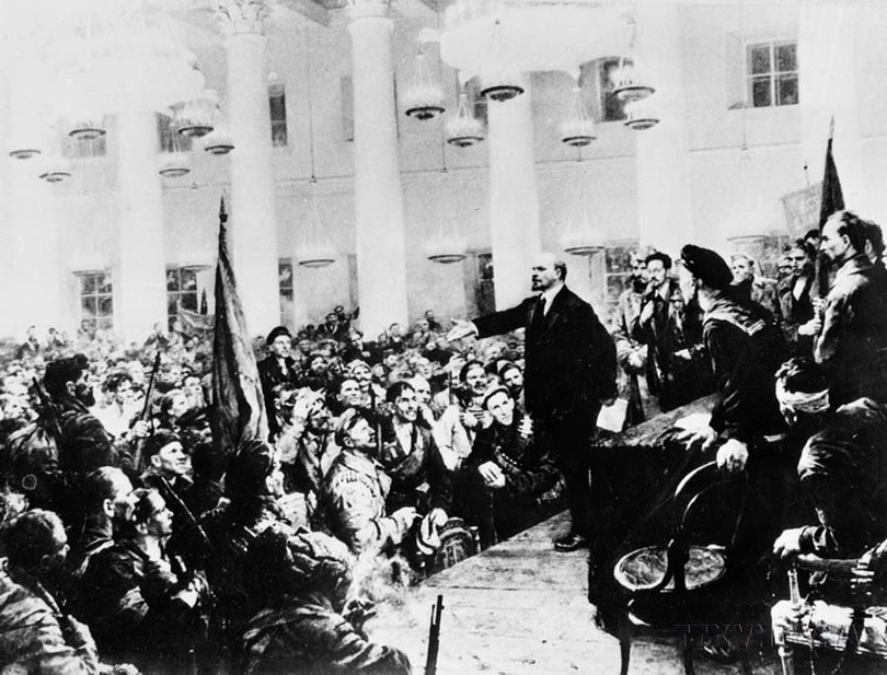 Ngay trong đêm 7/11/1917, Đại hội các Xô Viết được triệu tập, thành lập Chính quyền Xô Viết do V.I.Lenin đứng đầu. (Nguồn: Tư liệu TTXVN)