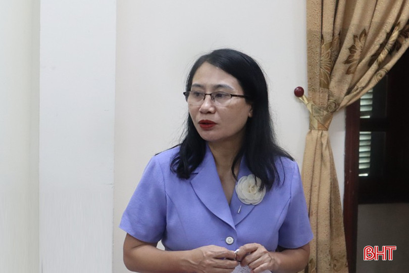 Trưởng ban Pháp chế HĐND tỉnh Nguyễn Thị Nhuần phát biểu tại cuộc họp. bqbht_br_img-8500.jpg