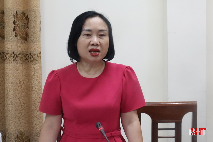 Trưởng ban Kinh tế - Ngân sách HĐND tỉnh Nguyễn Thị Thúy Nga cho ý kiến một số nội dung liên quan đến cuộc họp. bqbht_br_img-8515.jpg