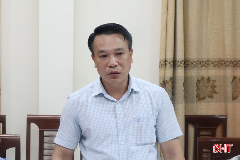Chánh Văn phòng Đoàn ĐBQH và HĐND tỉnh Nguyễn Huy Hùng trình bày nội dung cuộc họp. bqbht_br_img-8537-1.jpg