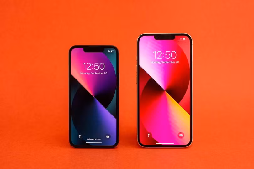 iPhone 13 Mini (trái) là phiên bản nhỏ hơn của iPhone 13 (phải). Ảnh: Cnet.