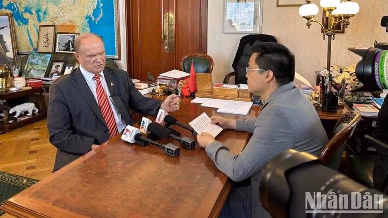 Chủ tịch Đảng Cộng sản Liên bang Nga Gennady Zyuganov trả lời phỏng vấn phóng viên Báo Nhân Dân thường trú tại Nga. (Ảnh: THÙY VÂN)